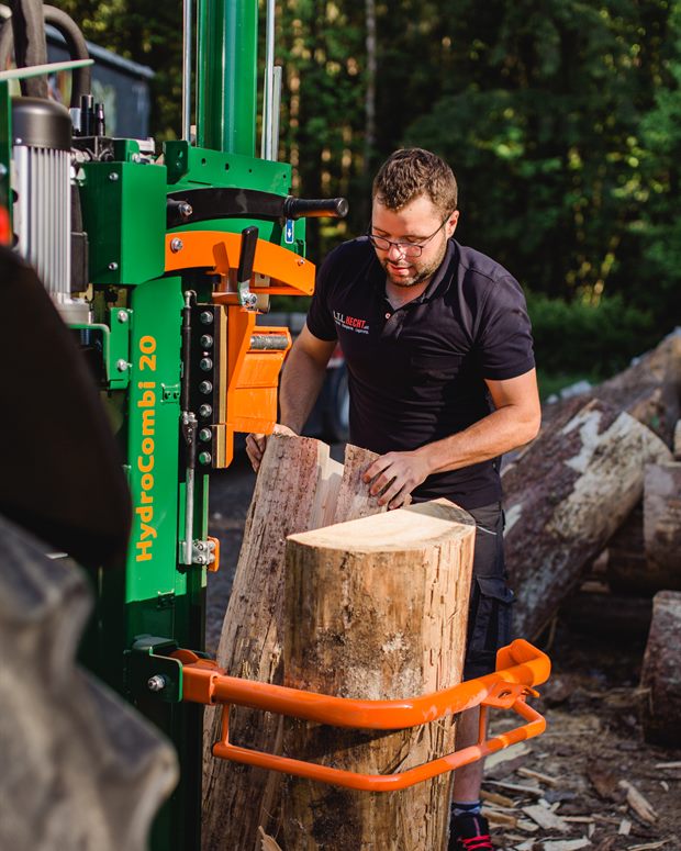 Mitarbeiter spaltet einen Baumstamm am Holzspalter