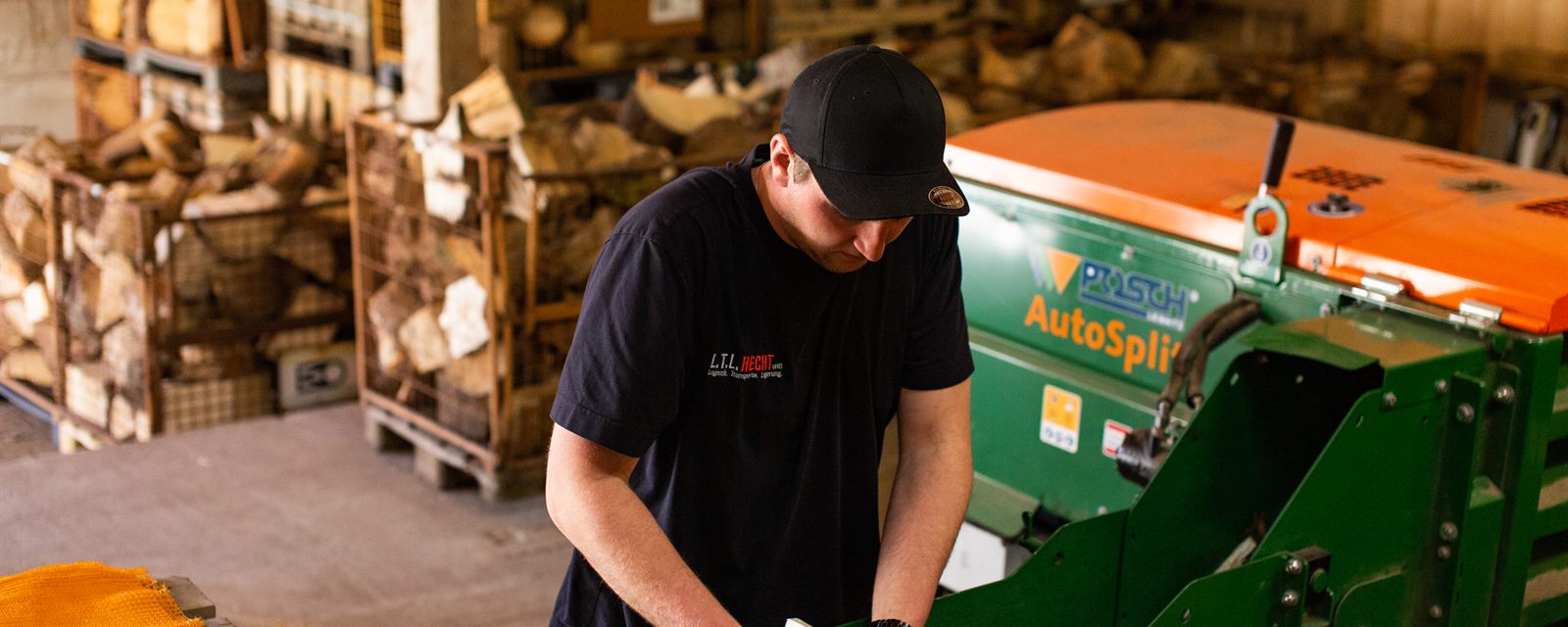 Mitarbeiter der Holzbrikettfarm an der Brennholz-Verpackungsanlage